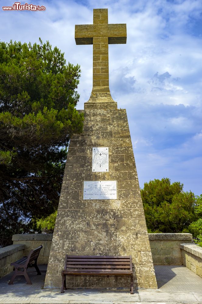 Immagine Grande croce in muratura al santuario di Santa Maria di Leuca, Puglia. Una targa in marmo riporta lo stemma del Vaticano mentre sull'altra è incisa una preghiera.
 