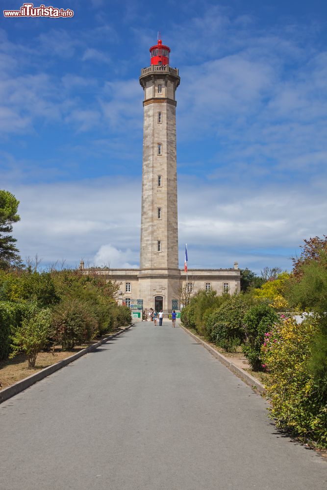 Immagine La strada d'asfalto che porta al Grande Faro delle Balene vista in una giornata di sole, isola di Ré, Francia.