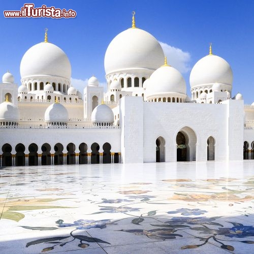 Immagine La Grande Moschea dello Sceicco Zayed è candida e elegante fuori, sfarzosa e riccamente decorata all'interno, dove possono pregare fino a 41 mila fedeli. Basti pensare che contiene uno dei più grandi lampadari a bracci del mondo, alto 15 metri e con un diametro di 10 metri - © ventdusud / Shutterstock.com
