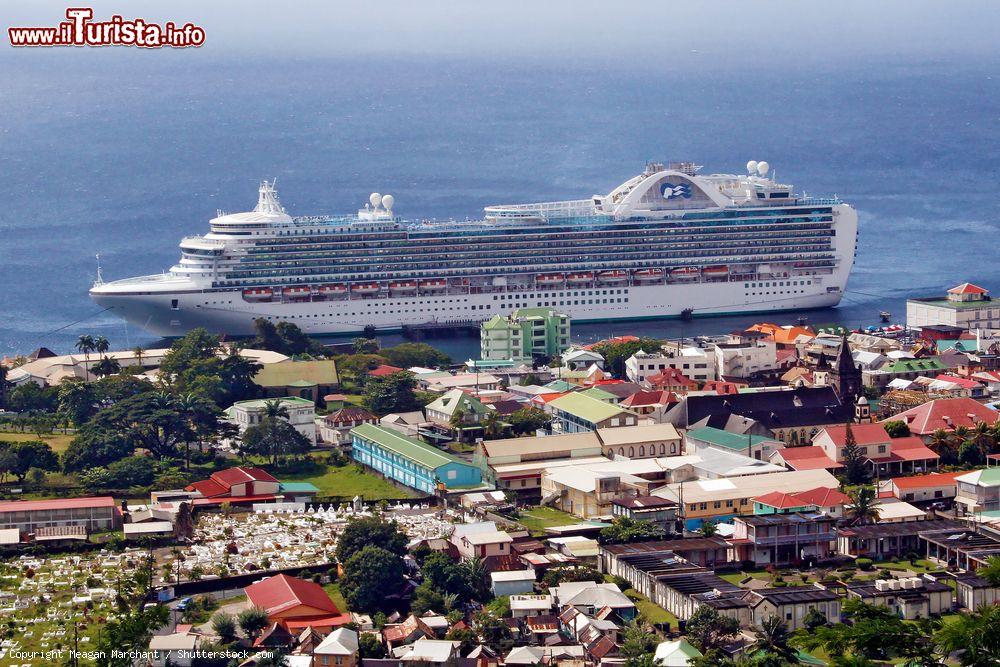 Immagine Una grande nave da crociera al porto di Roseau, isola di Dominica, Mar dei Caraibi. E' il territorio insulare più verde dei Caraibi soprannominato l'isola della natura - © Meagan Marchant / Shutterstock.com