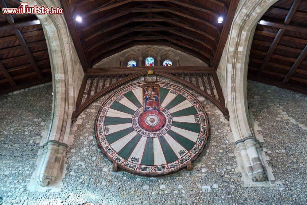 Immagine La grande sala del Castello di Winchester con una riproduzione della tavola rotonda di Re Artù - © PlusONE / Shutterstock.com