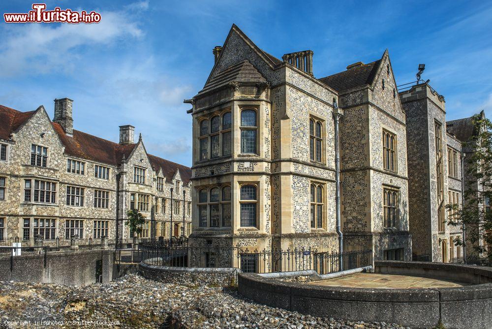 Immagine La Grande Sala del castello di Winchester, Inghilterra. Costruita nel 1067, oggi ospita il museo di storia cittadina. All'interno della Great Hall un tempo era custodita la tavola rotonda di re Artù con i nomi dei leggendari cavalieri - © irisphoto1 / Shutterstock.com