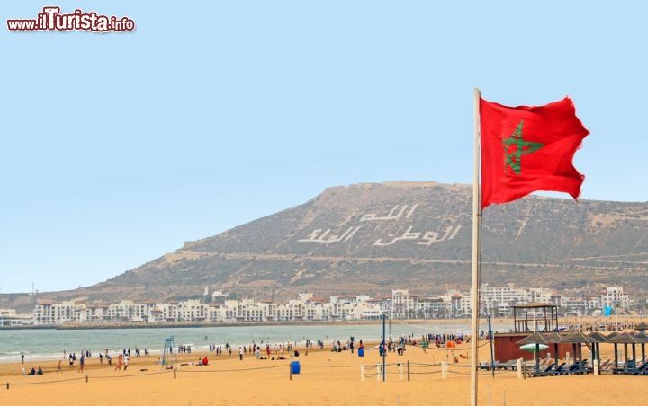 Immagine La grande spiaggia di Agadir in Marocco richiama ogni anno migliaia di turisti, che possono godere del clima mita e delle onde spettacolari dell'Oceano Atlantico  - © evp82 / Shutterstock.com