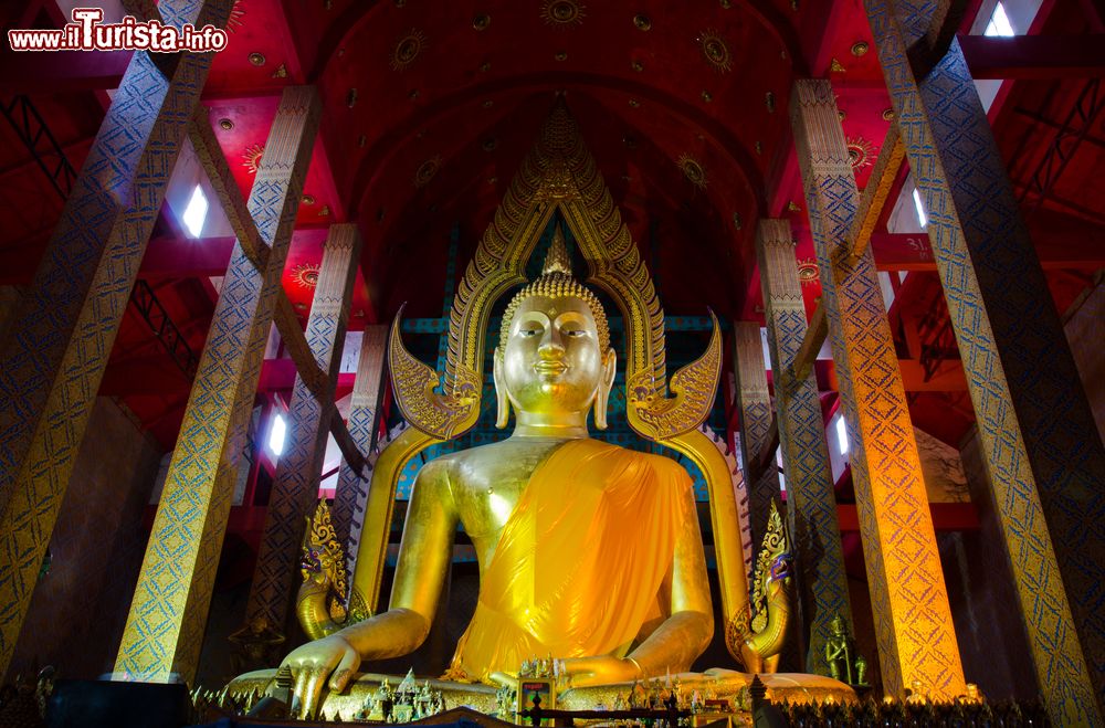 Immagine La grande statua dorata del Buddha seduto al tempio di Wat Pine, nella provincia di Ang Thong, Thailandia.