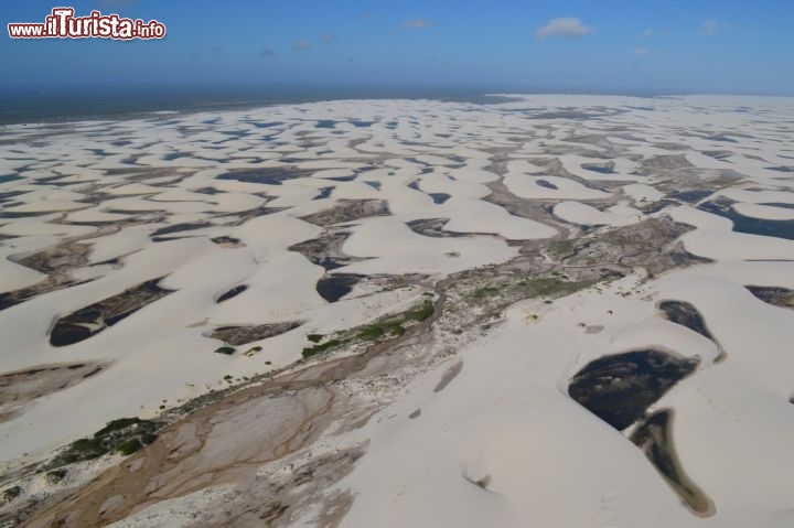 Immagine I Grandes Lençois: una foto scattata durante il sorvolo delle dune del parco nazionale che termina proprio in riva all'Oceano Atlantico, in Brasile.