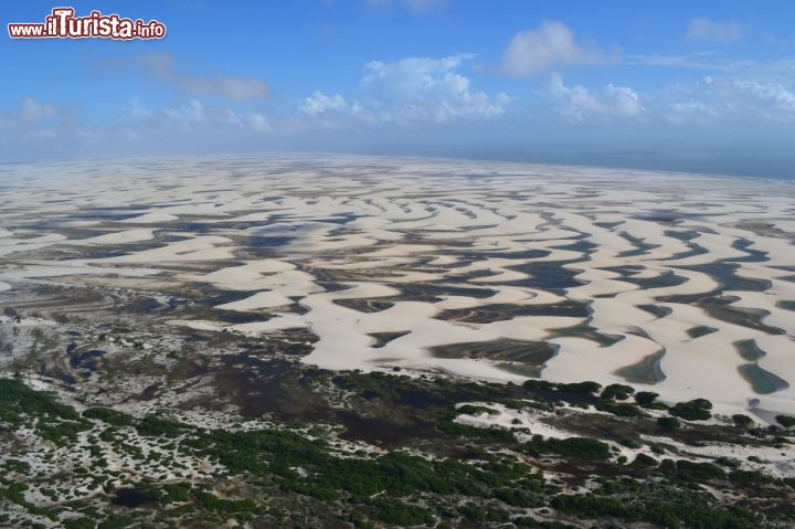 Immagine Grandes Lençois: una vista aerea del panorama dei cosiddetti "Grandes Lençois", parte del Parco Nazionale dei Lençois Maranhenses, in Brasile.