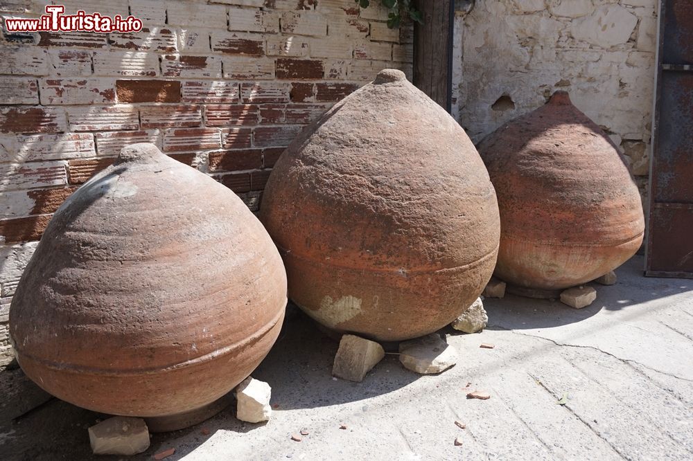 Immagine Grandi anfore in terracotta in una stradina di Omodos, Cipro.