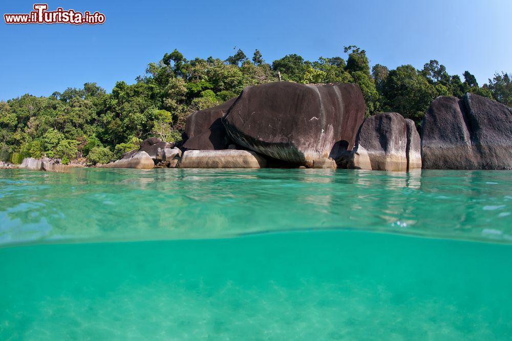 Immagine Grandi massi su un'isola disabitata nell'arcipelago di Mergui, Myanmar.