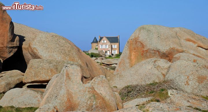 Immagine Grandi rocce di granito sulla costa di Ploumanac'h (Francia). Sullo sfondo, una graziosa casa immersa nella natura più autentica di questo territorio 