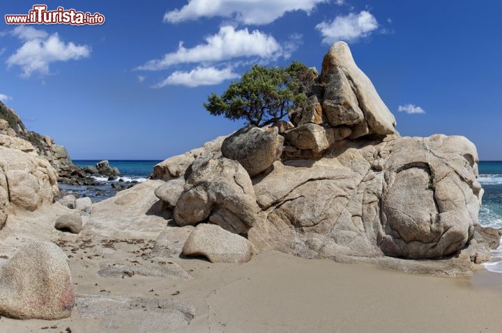 Immagine I graniti delle spiagge della Costa Rei in Sardegna  - © Tramont_ana / Shutterstock.com