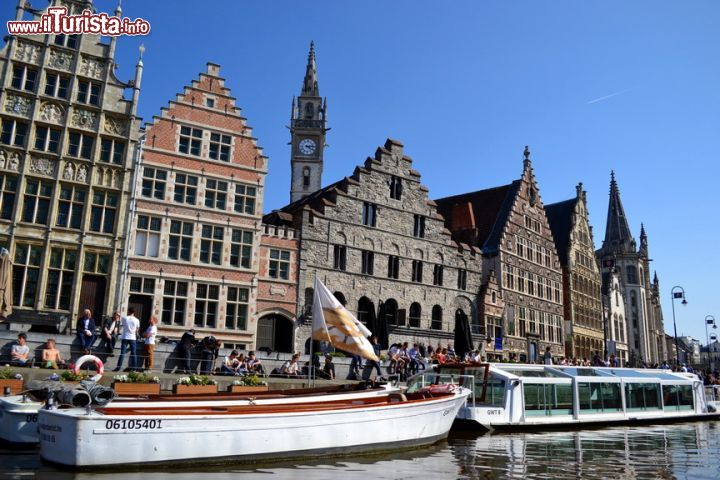 Immagine Graslei, Gent: siamo nel luogo più affollato della città, dove gli studenti sono soliti sedersi lungo il fiume a chiacchierare e a godersi il sole, mentra le barche conducono i turisti in giro per i canali.