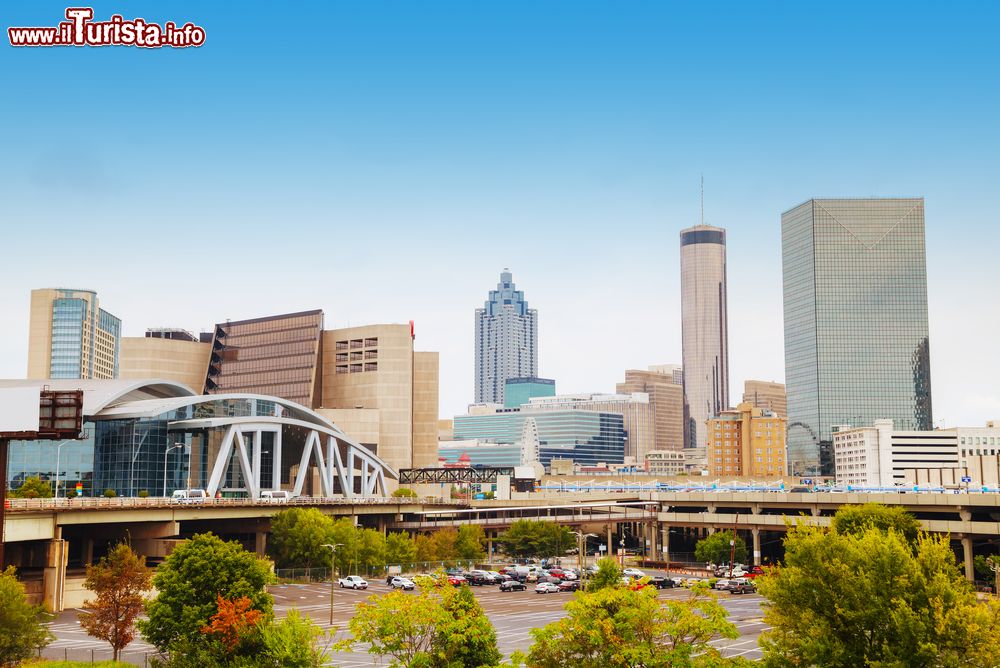 Immagine Grattacieli e edifici moderni nella cittadina di Atlanta, Georgia, in una giornata nuvolosa.