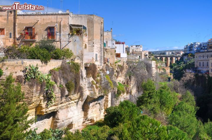 Immagine Gravina a Massafra, borgo della Puglia - Tipica morfologia carsica della Murgia, la gravina è uno dei paesaggi naturali più caratteristici di Massafra, borgo della provincia di Taranto: si tratta di una specie di canyon in miniatura su cui si affacciano edifici e abitazioni © Mi.Ti. / Shutterstock.com