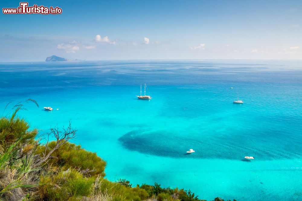 Immagine Grazie ai fondali ricchi di pietra pomice Lipari stupisce per il suo mare turchese