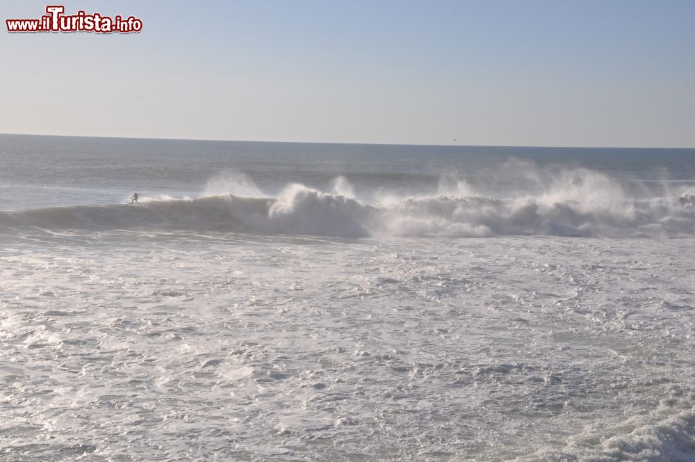 Immagine Grazie alla confermazione delle sue coste, Nazaré è il paradiso del surf in Portogallo.