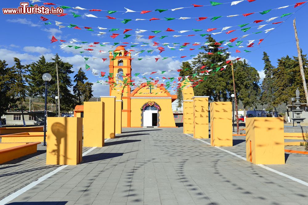 Immagine Una graziosa chiesetta con campanile fra Veracruz e Puebla, Messico, addobbata a festa.