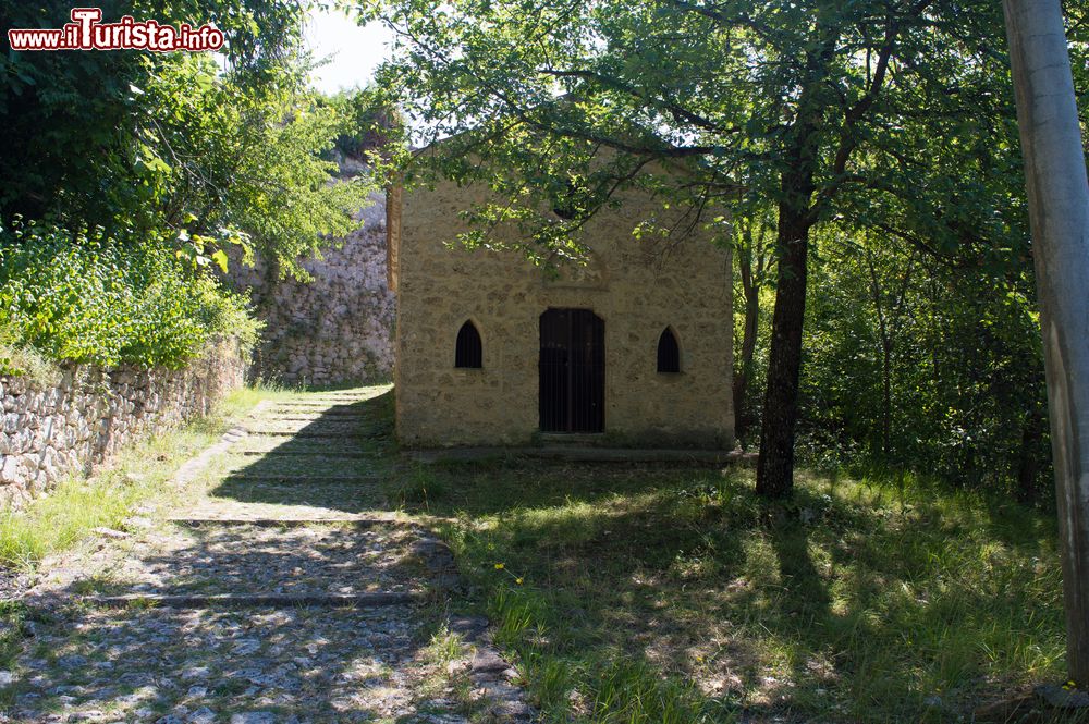 Immagine Una graziosa chiesetta fra la natura verdeggiante di Subiaco, provincia di Viterbo, Lazio.