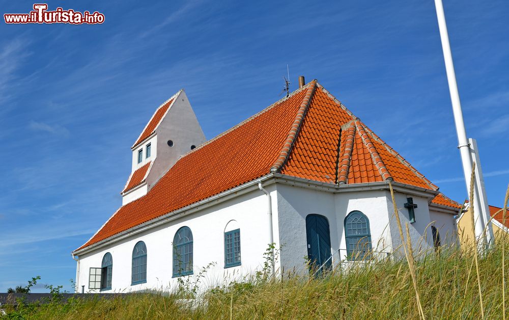 Immagine Una graziosa chiesetta fotografata in una giornata soleggiata a Skagen, Danimarca.