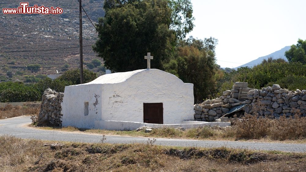 Immagine Una graziosa chiesetta ortodossa fra le montagne sull'isola greca di Tilos.