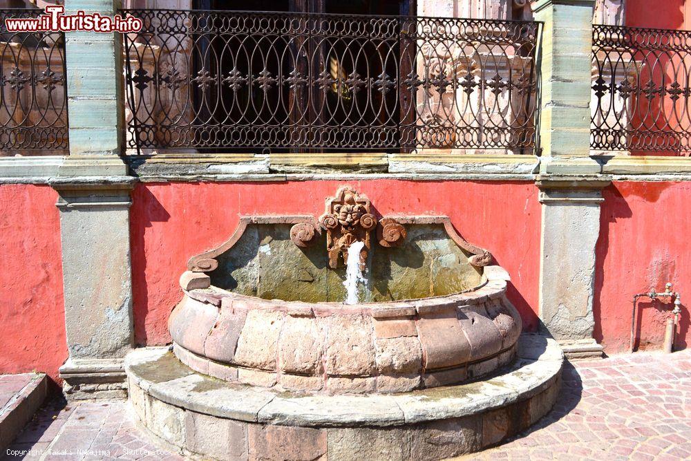 Immagine Una graziosa fontana nella colorata città di Guanajuato, Messico - © Takaki Nakajima / Shutterstock.com