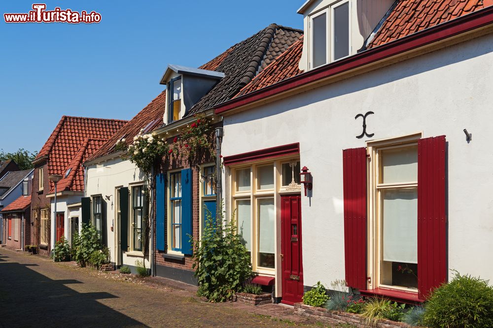 Immagine Graziose case a un piano nel centro della città di Doesburg, Olanda. Con le facciate in mattoni o intonacate, questi edifici sono testimonianza del caratteristico stile architettonico del territorio.