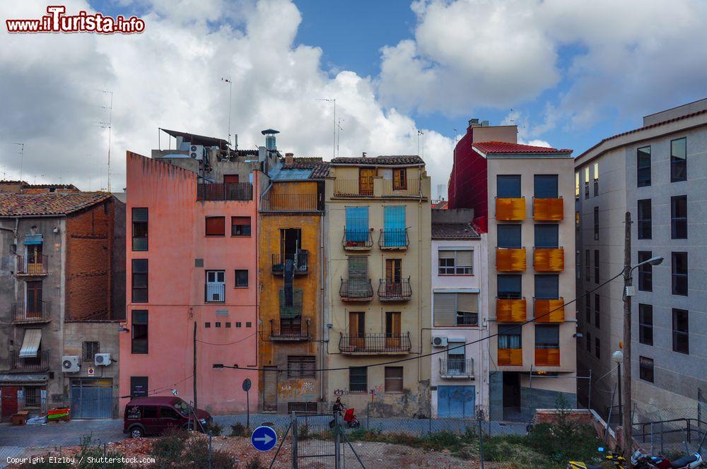 Immagine Graziose case colorate in una stradina di Lerida, Spagna. Siamo nella Comunità Autonoma della Catalogna - © Elzloy / Shutterstock.com