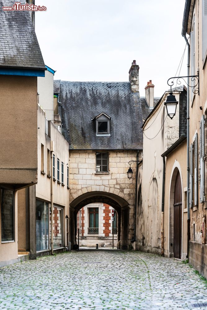 Immagine Un grazioso angolo del centro storico di Bruges (Francia) in una giornata con il cielo nuvoloso.
