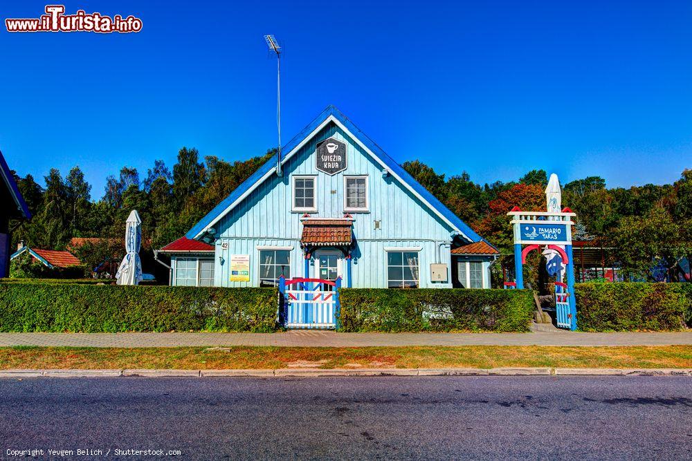 Immagine Un grazioso bar nei pressi del villaggio di Juodkranté, Lituania - © Yevgen Belich / Shutterstock.com