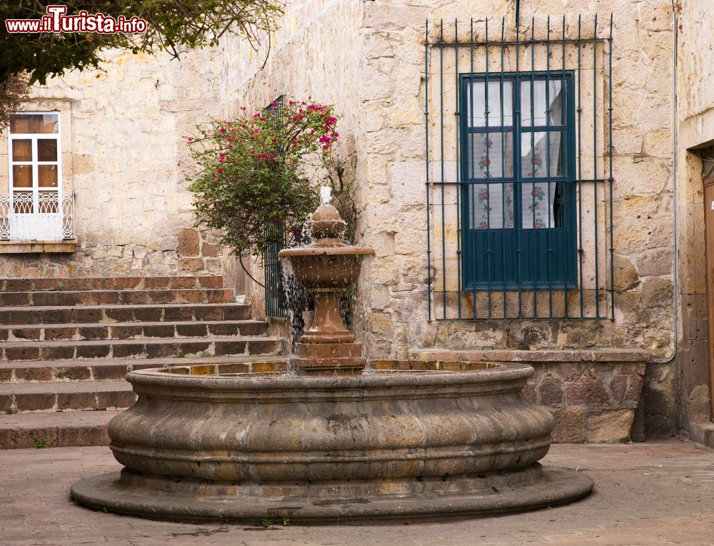 Immagine Un grazioso cortile con fontana in una strada pedonale di Morelia, Messico. Sono sempre più numerosi i turisti stranieri che visitano questa perla nascosta del Messico.