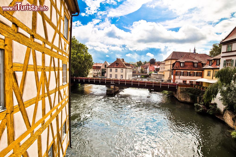 Immagine Un grazioso panorama del vecchio Municipio di Bamberga con il ponte sul fiume Regnitz, Germania.
 