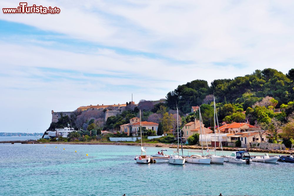 Immagine Il grazioso porticciolo dell'isola Santa Margherita, Cannes, Francia. A separarla dal continente è uno stretto marittimo di 1100 metri caratterizzato da un fondale poco profondo.