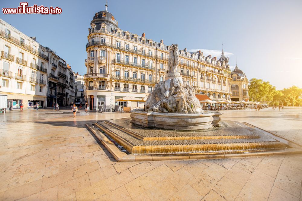 Immagine Un grazioso scorcio mattutino di Piazza della Commedia con Le Tre Grazie, Montpellier (Francia).