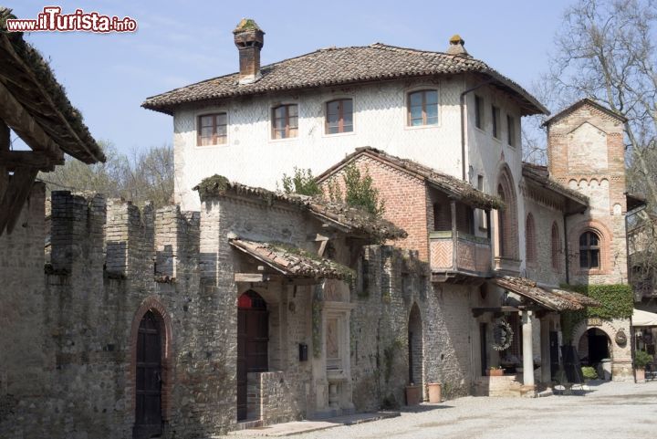 Immagine Mura medievali di Grazzano Visconti, Piacenza - Città d'arte, questo piccolo villaggio emiliano offre edifici dalle architetture suggestive impreziosite dalle mura di fortificazione costruite attorno al suo castello  e ancora oggi in ottimo stato di conservazione © Surkov Dimitri / Shutterstock.com