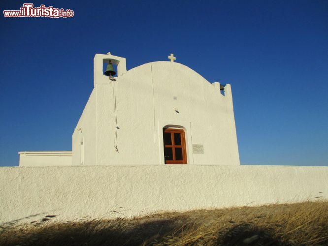 Immagine Grecia, Milos: lungo le colline dell'isola, sperdute e lontano da tutto, si trovano a volte delle chiesette con il tipico colore bianco che si staglia contro un cielo di un azzurro intenso.