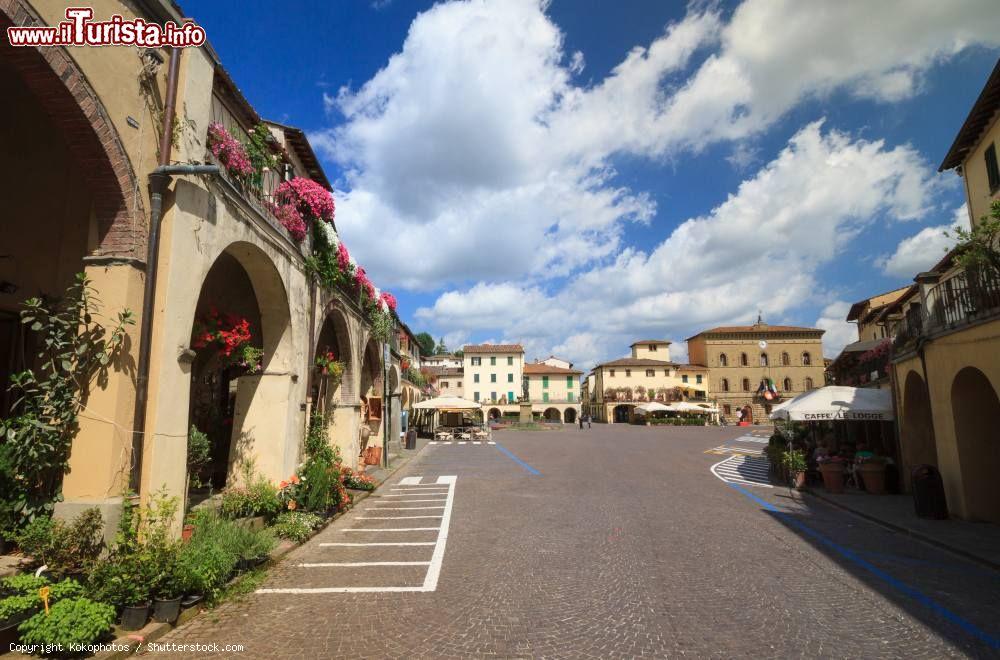 Immagine Greve in Chianti: la piazza principale del borgo della Toscana - © Kokophotos / Shutterstock.com