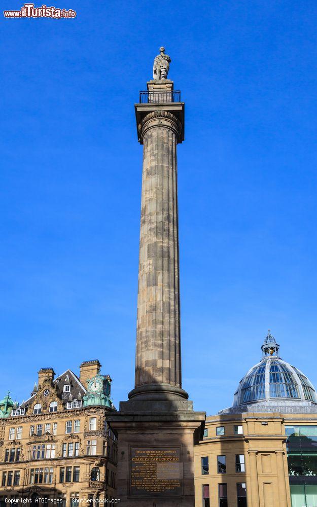 Immagine Grey's Monument a Newcastle upon Tyne, Inghilterra. Costruito nel 1838, questo monumento venne eretto per acclamare Earl Grey per il Great reform Act di qualche anno prima. Si tratta di una statua di lord Gray su una colonna che raggiunge i 40 metri di altezza - © ATGImages / Shutterstock.com