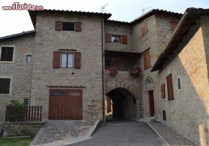 Immagine Il centro di Grizzana Morandi, uno scorcio con un complesso di case in Pietra