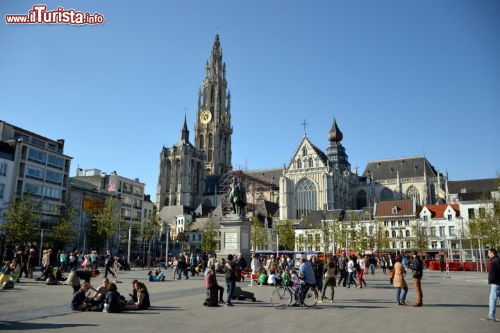 Immagine Groenplaats, Anversa: sullo sfondo la sagoma inconfondibile della Cattedrale di Nostra Signora. Dove oggi si trova Groenplaats, fino al XVIII secolo sorgeva un cimitero.