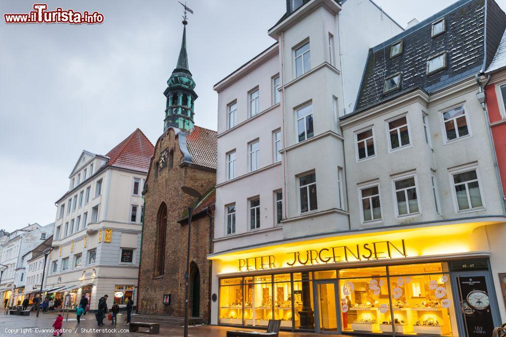 Immagine Grosse Strasse è la via dello shopping a Flensburg, in Germania - © Evannovostro / Shutterstock.com