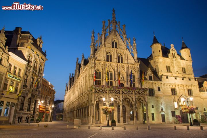 Immagine Grote Markt a Mechelen con il Palazzo Municipale al crepuscolo, Belgio - © 154001108 / Shutterstock.com