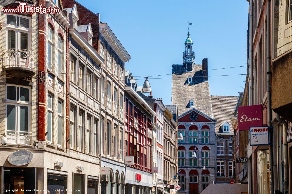 Immagine Grote Straat ("Big Street") a Maastricht, Olanda. Sullo sfondo, il Dinghuis, palazzo di giustizia medievale, e la facciata di antiche case  in una giornata di sole - © Juriaan Wossink / Shutterstock.com