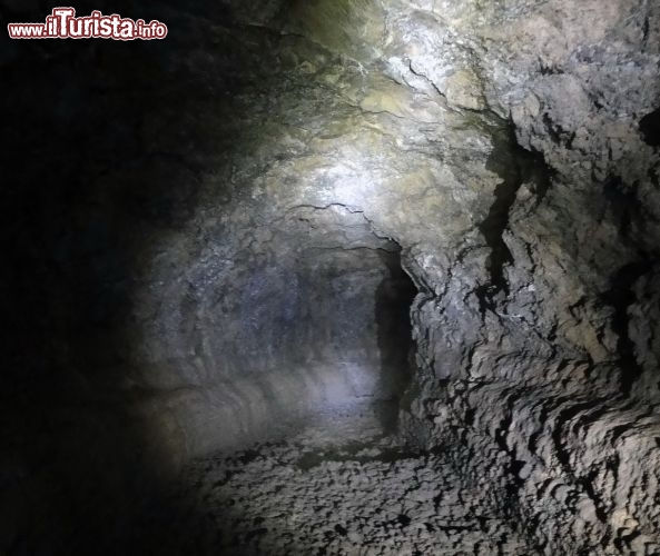 Immagine L'interno della Grotta del Vento, generata da una sequenza di eruzioni di lava pahoehoe. Siamo a Tenerife (Canarie).