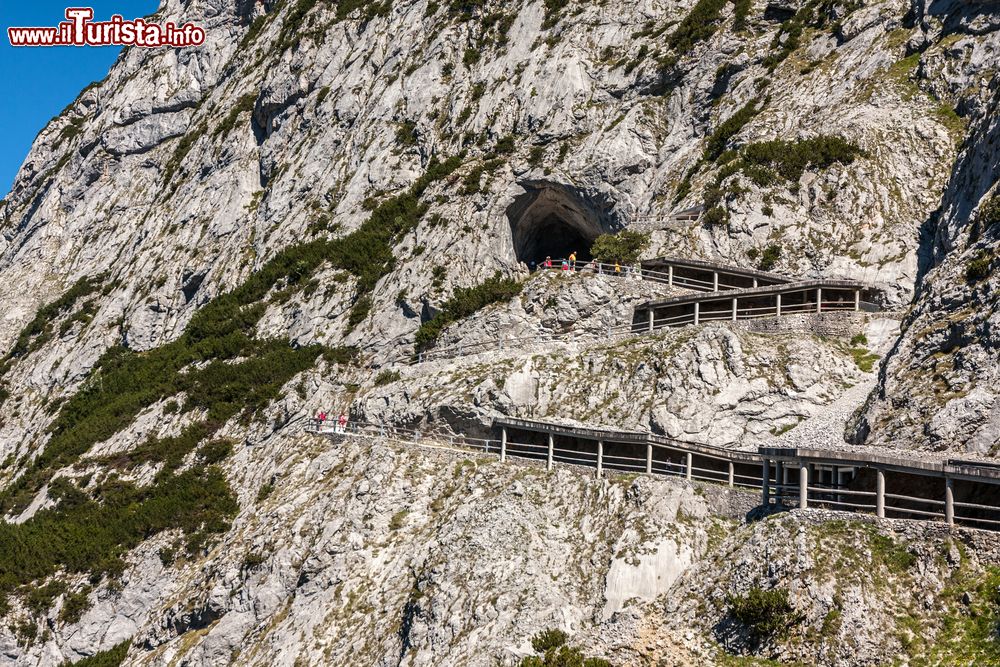 Immagine La grotta di ghiacco Eisriesenwelt di Werfen, Austria. L'ingresso si trova a 1640 m.s.l.m. e si può raggiungere con una seggiovia.