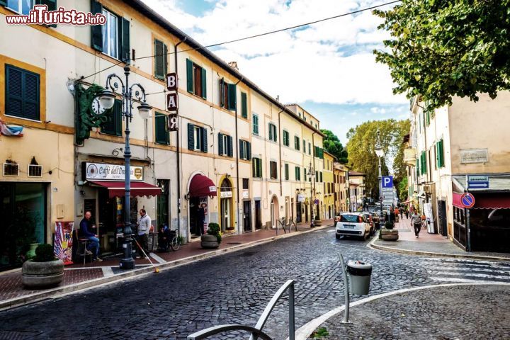 Immagine Grottaferrata, Colli Albani: una via del centro storico - © nomadFra / Shutterstock.com