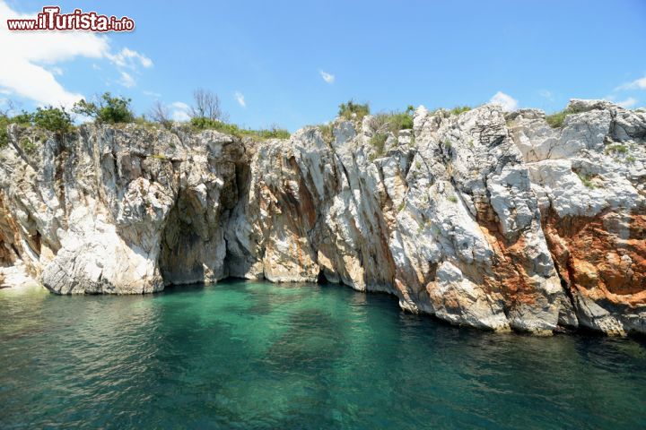 Immagine Grotte di Rabac, Croazia - Baie e minuscole calette accompagnano alla scoperta delle grotte di Rabac, una delle principali bellezze naturali di questo angolo di Croazia © Maciej Olszewski / Shutterstock.com