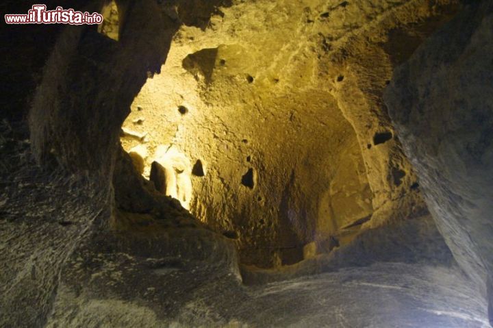Immagine Delle vere e proprie grotte artificiali di epoca medievale caratterizzano la visita dei sotterranei del Castello di Brézé in Francia - © www.chateaudebreze.com