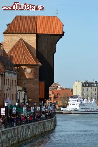 Immagine La Gru di Danzica: è conosciuta semplicemente con il nome di Żuraw, ovvero "Gru", ed è uno straordinario esempio di ingegneria quattrocentesca. Assieme al Nettuno, è l'altro grande simbolo di Danzica; serviva per caricare le merci sulle navi, sollevando pesi di diverse tonnellate fino ad un'altezza di 27 metri.