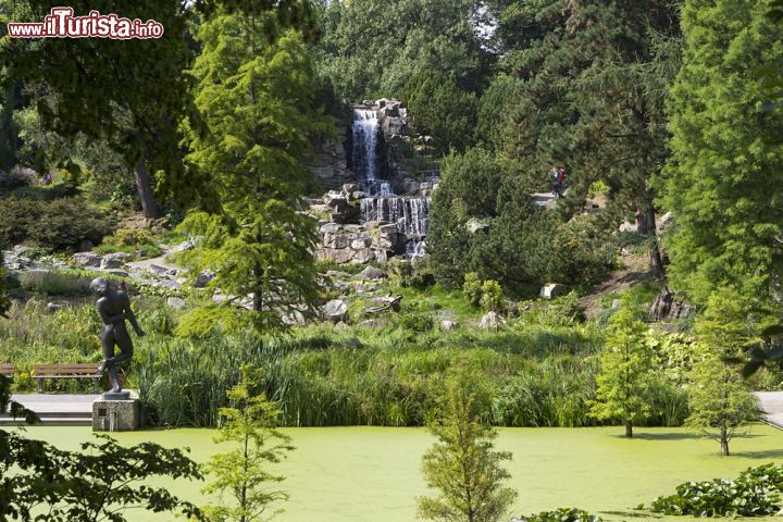 Immagine Grugapark a Essen, Germania - Una bella immagine dell'area urbana di Essen dove alberi e acqua fanno da cornice a elementi architettonici e sculture © Ververidis Vasilis / Shutterstock.com