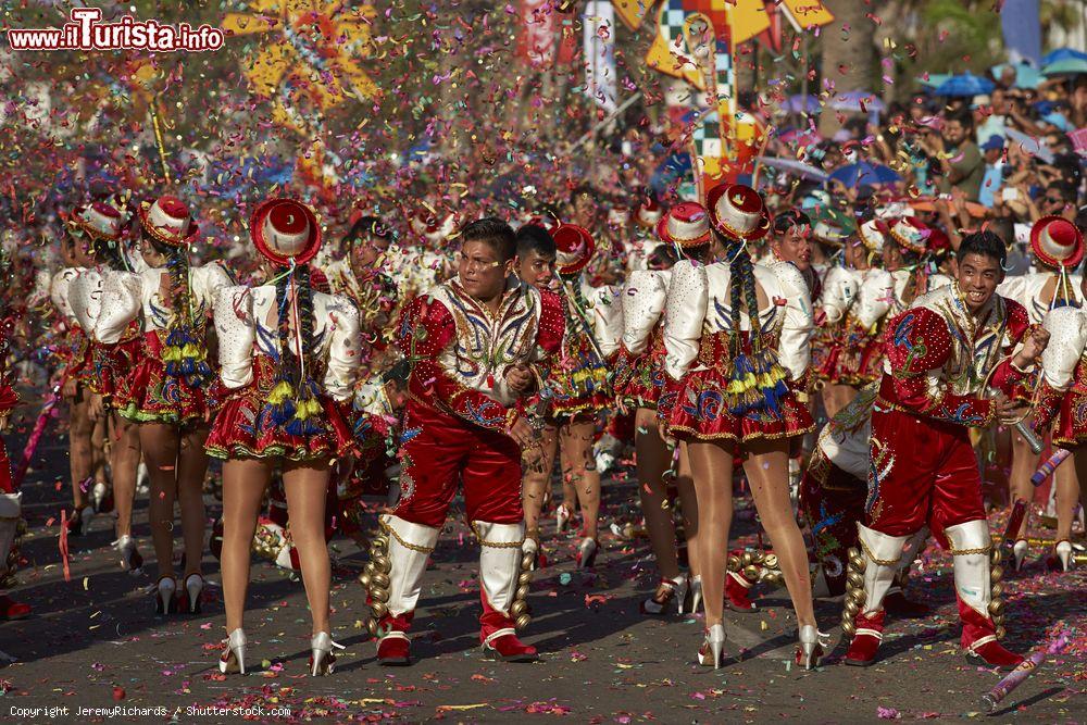 Immagine Un gruppo di ballerini in costume rosso e bianco si esibisce all'annuale carnevale andino con la Fuerza del Sol ad Arica, Cile - © JeremyRichards / Shutterstock.com