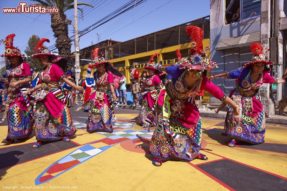 Immagine Gruppo di danzatori di tinku in costume si esibisce in un rituale tradizionale ad Arica, Cile. Siamo al carnevale andino con la Fuerza del Sol, uno degli eventi più importanti del Sudamerica - © JeremyRichards / Shutterstock.com